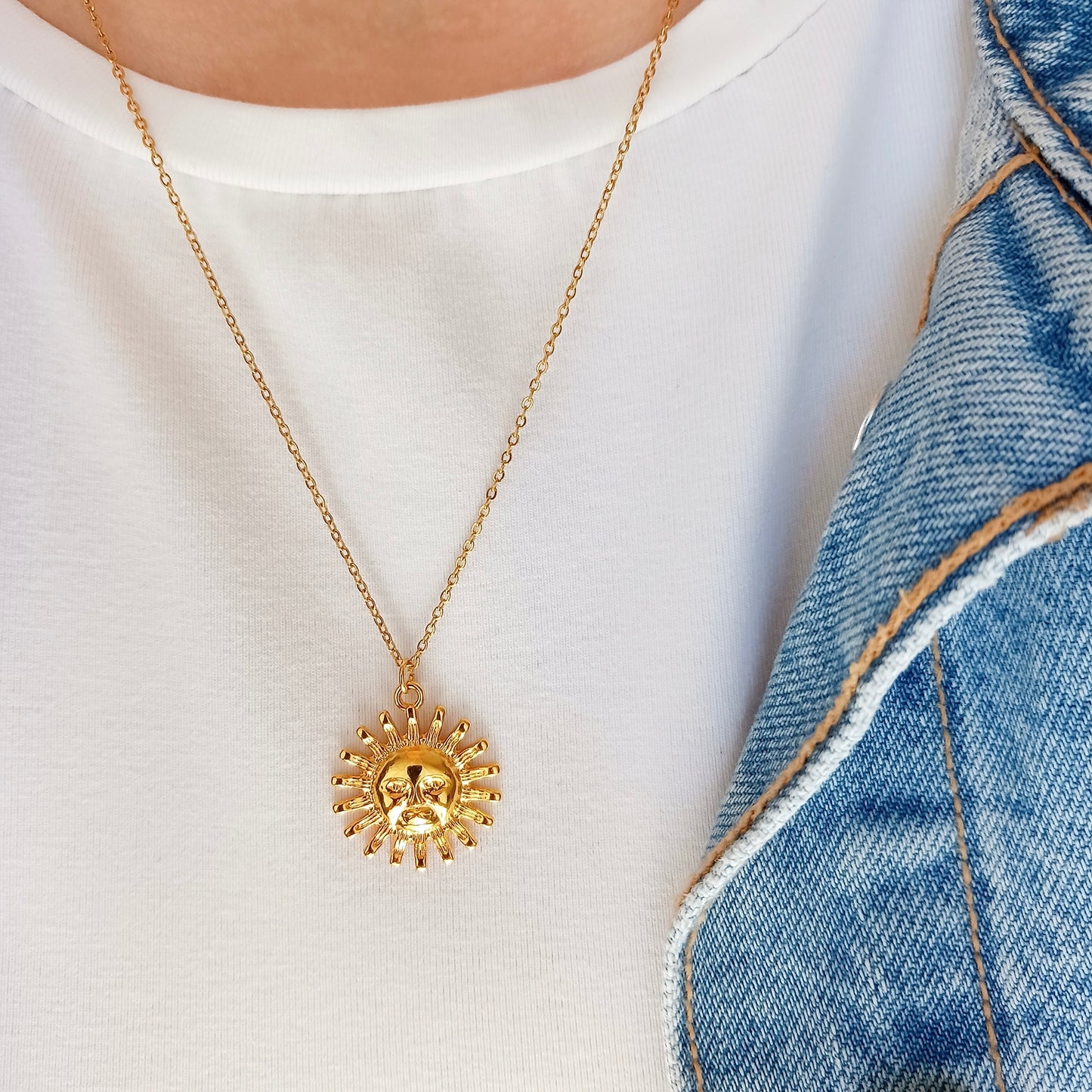 Minimal sun necklace