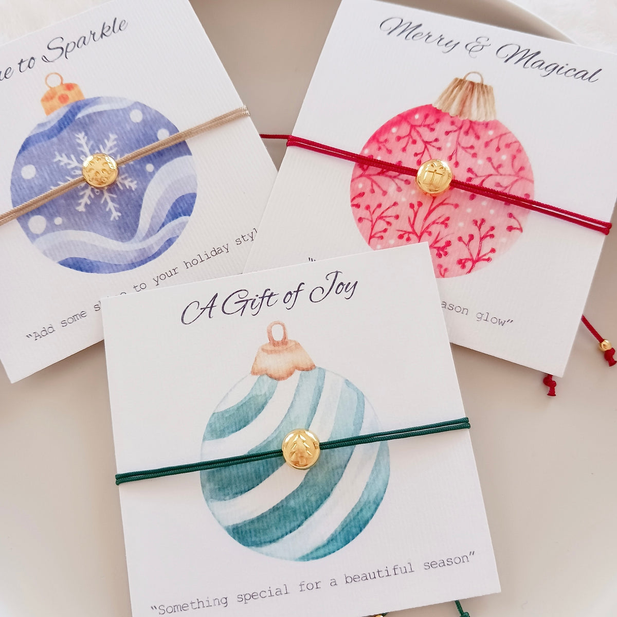 Bracelet cordon avec breloque cadeau de Noël sur carte de vœux
