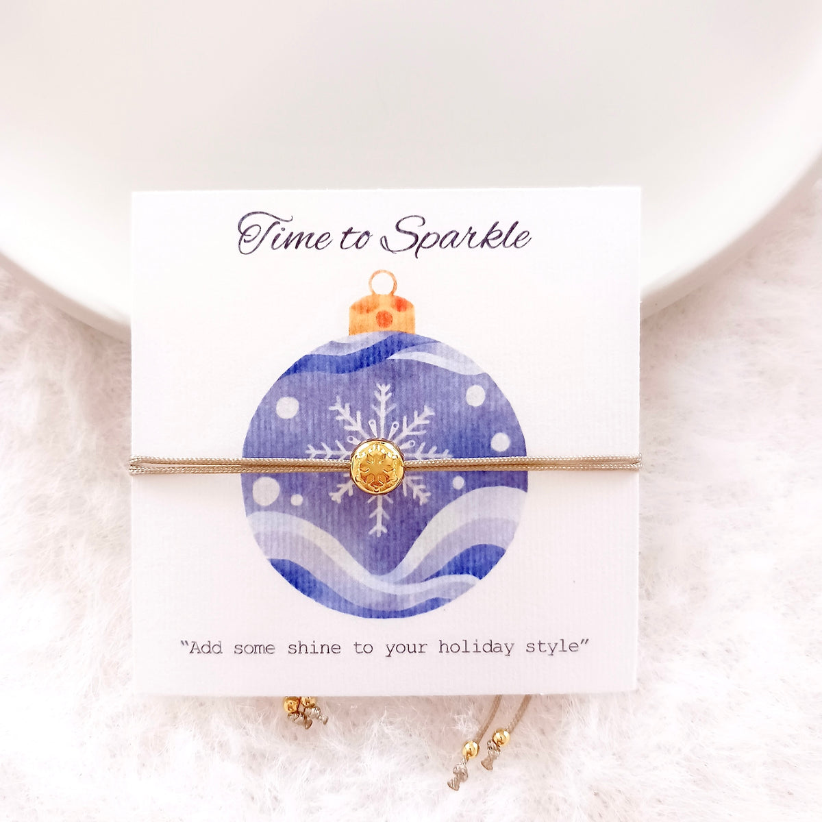 Bracelet cordon avec charm flocon de neige de Noël sur carte de vœux