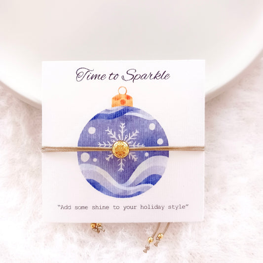 Bracelet cordon avec charm flocon de neige de Noël sur carte de vœux
