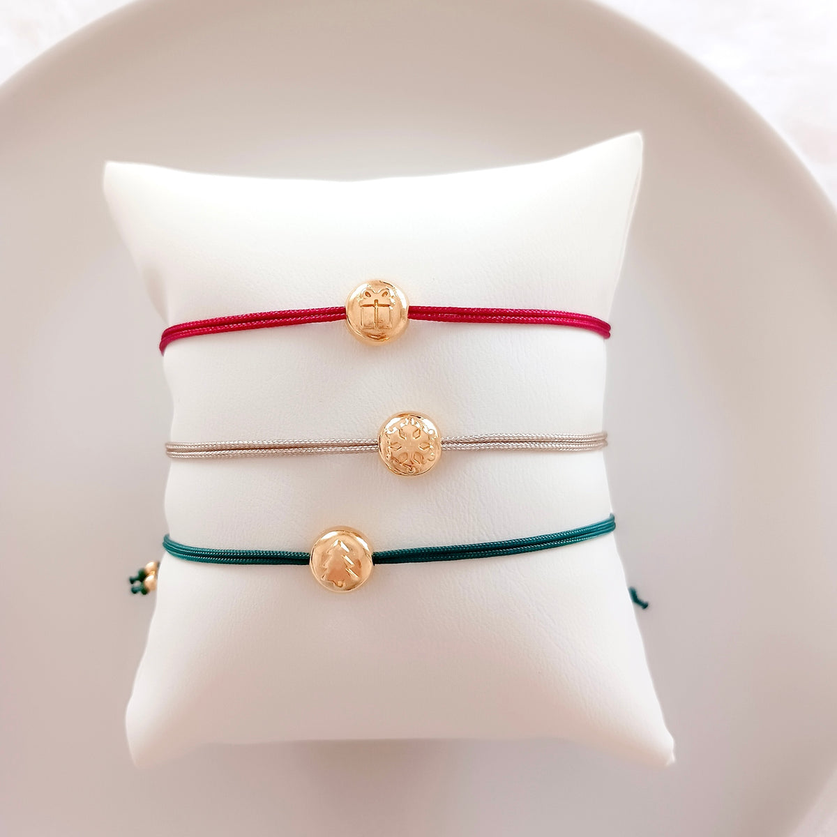 Bracelet cordon avec breloque cadeau de Noël sur carte de vœux