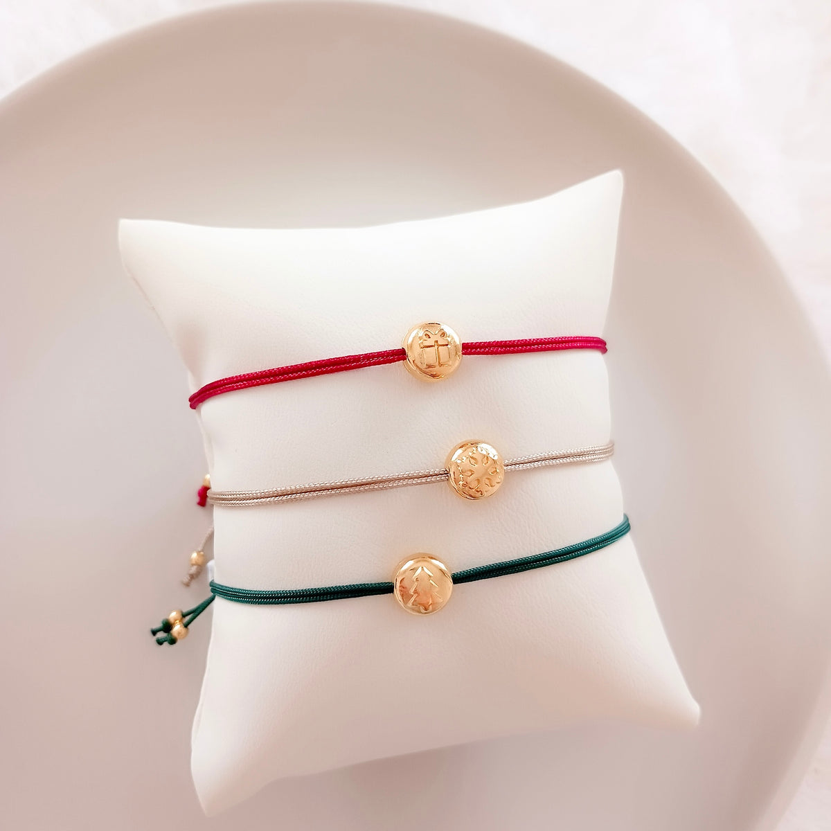 Bracelet cordon avec breloque cadeau de Noël sur carte de vœux