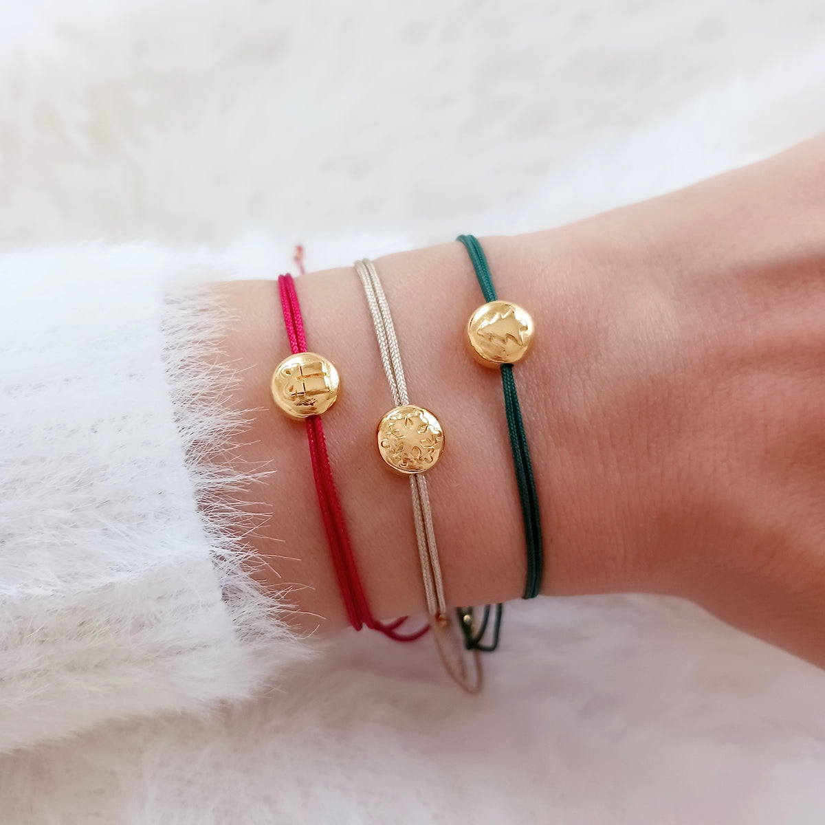 Bracelet cordon avec breloque cadeau de Noël sur carte de vœux
