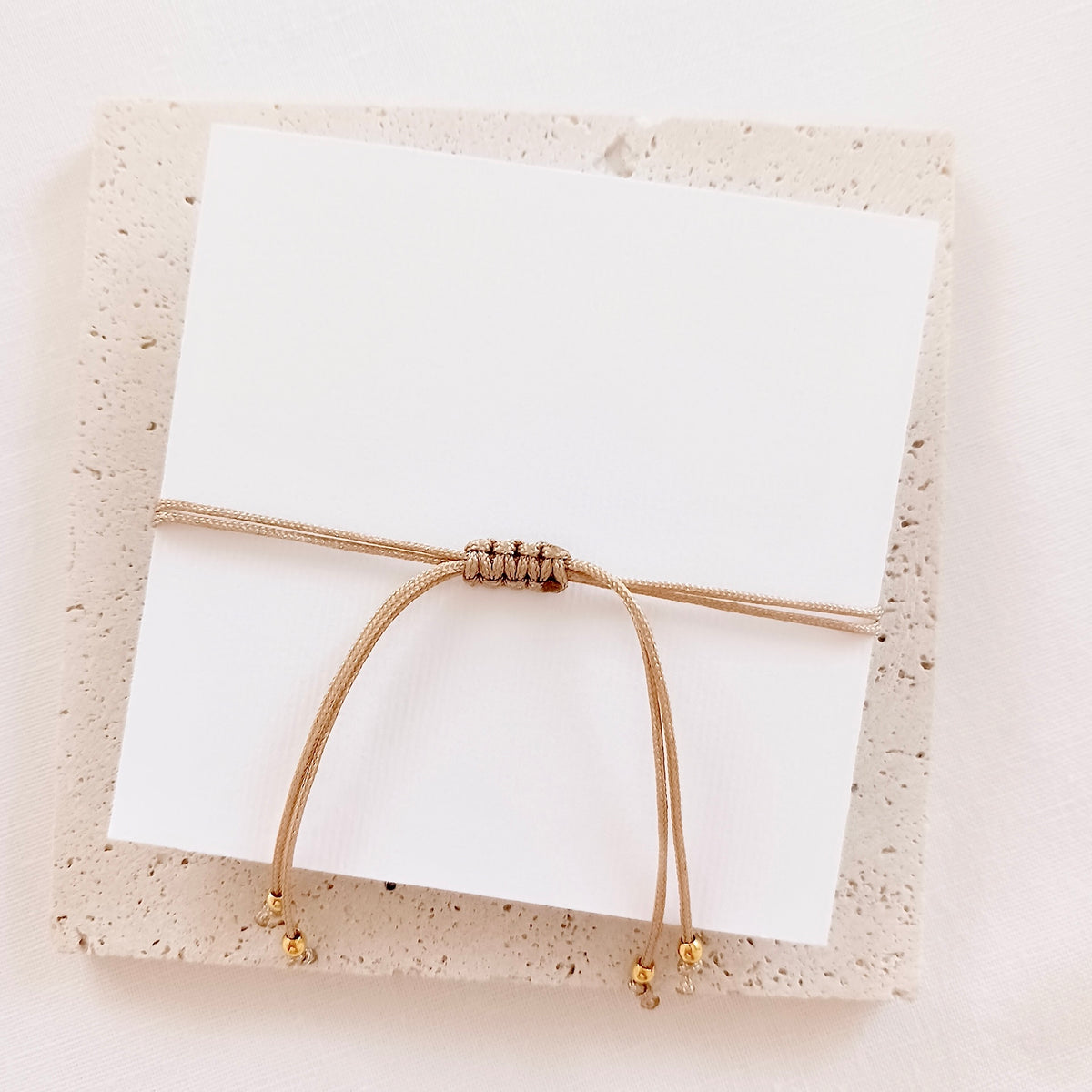 Bracelet cordon avec charm flocon de neige de Noël sur carte de vœux