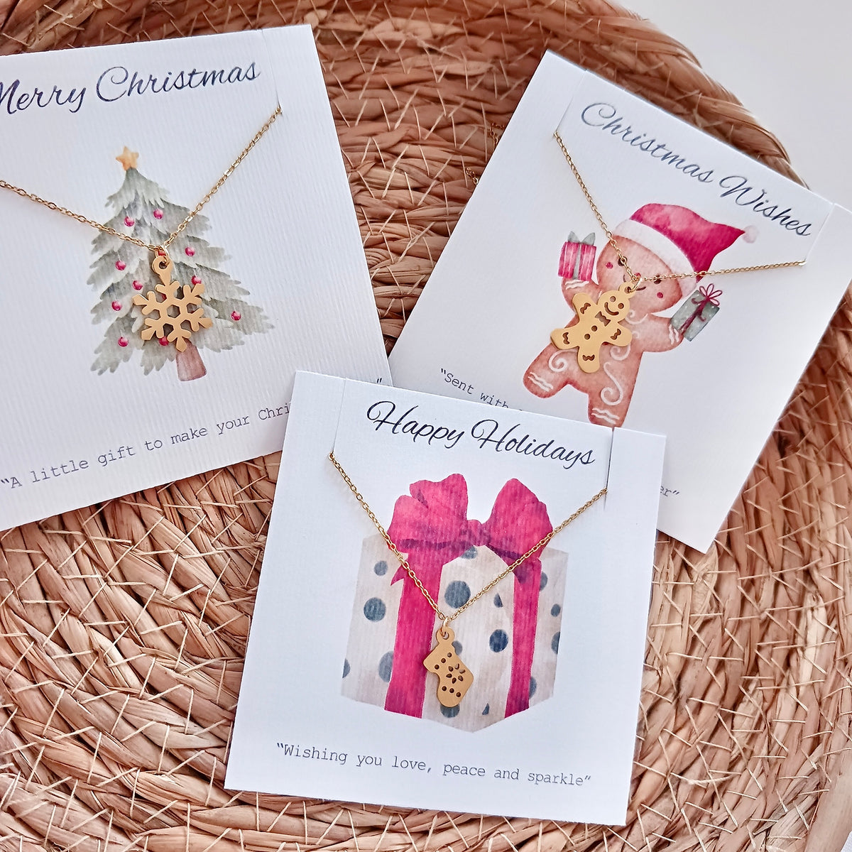 Collier en acier inoxydable avec bonhomme en pain d'épice de Noël sur carte de vœux