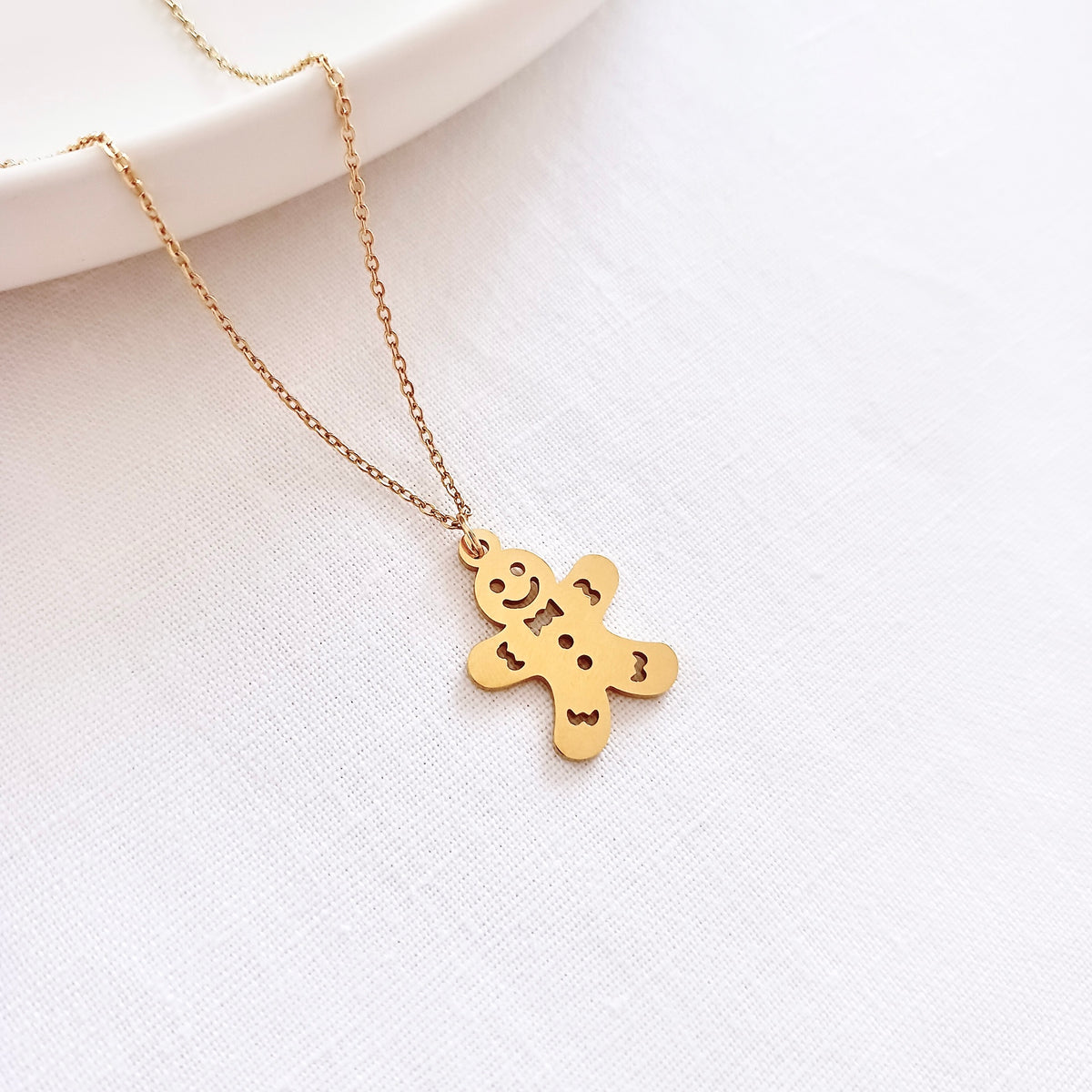 Collier en acier inoxydable avec bonhomme en pain d'épice de Noël sur carte de vœux