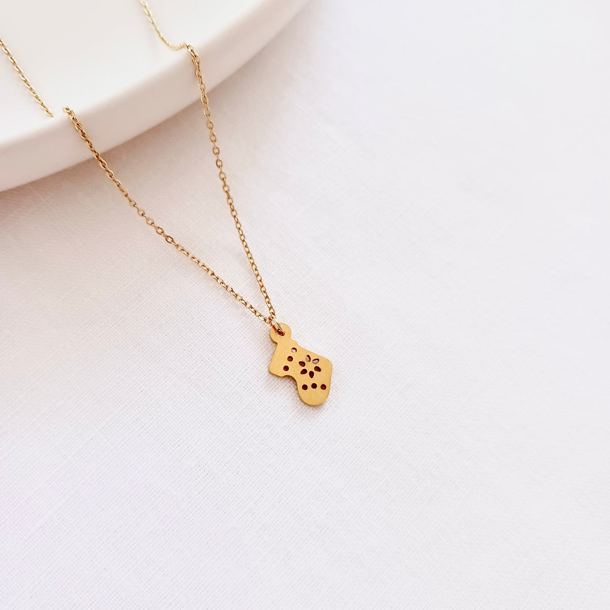 Collier chaîne avec pendentif chaussette de Noël en acier inoxydable sur carte de vœux