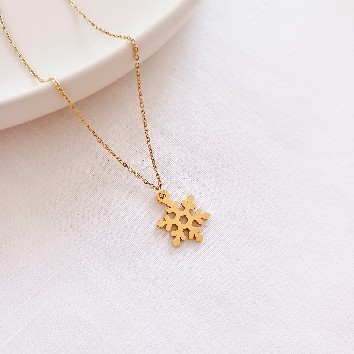 Collier chaîne avec pendentif flocon de neige de Noël en acier inoxydable sur carte de vœux