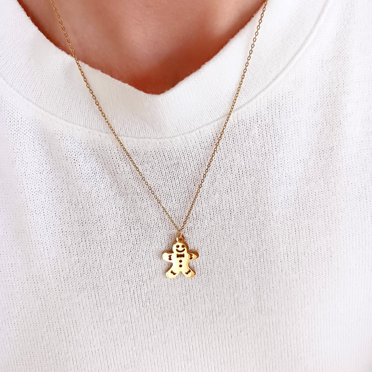 Collier en acier inoxydable avec bonhomme en pain d'épice de Noël sur carte de vœux