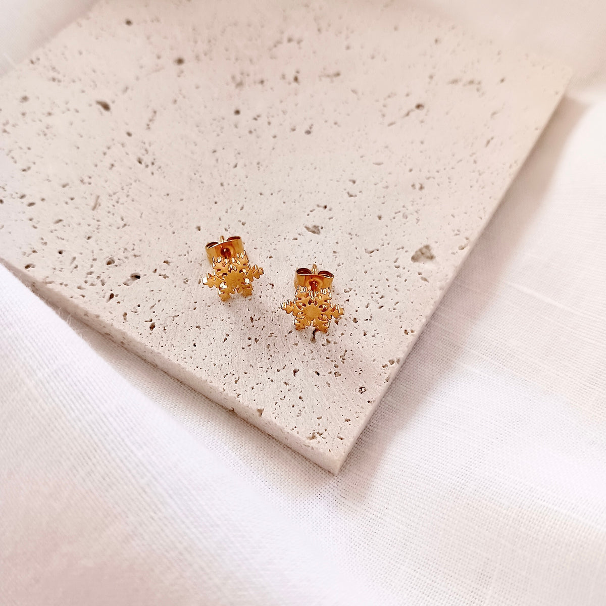 Little snowflake stud earrings